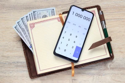 organizer with us dollars  and open calculator with numbers 1 000 000  on the background of a desk adobe stockorganizer with us dollars  and open calculator with numbers 1 000 000  on the background of a deskIndexador: NAVUMENKA ULADZIMIRFonte: 255554132<!-- NICAID(16095474) -->