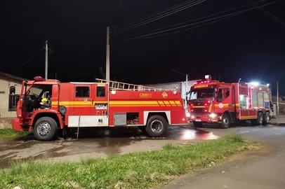 Incêndio atinge casa e igreja em Vacaria; residência é destruída pelas chamas<!-- NICAID(15996290) -->