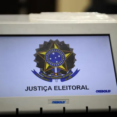 CAXIAS DO SUL, RS, BRASIL, 12/09/2018 - Edson Borowski, chefe de cartório da 169ª Zona Eleitoral, explica como funciona a urna eletrônica. (Marcelo Casagrande/Agência RBS)<!-- NICAID(13737179) -->