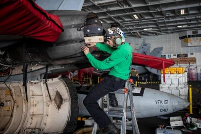 O Comando Central dos Estados Unidos (Centcom) anunciou, nesta segunda-feira (26), que o porta-aviões USS Abraham Lincoln e sua escolta já estão posicionados no Oriente Médio.<!-- NICAID(16211903) -->