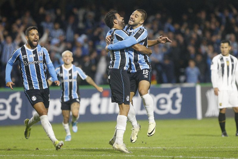 Gremio's defender Joao Pedro (R) celebrates with teammates after scoring a goal during the Copa Libertadores group stage second leg football match between between Brazil's Gremio and Bolivia's The Strongest at the Couto Pereira stadium in Curitiba, Brazil, on May 29, 2024. (Photo by Albari Rosa / AFP)Editoria: SPOLocal: CuritibaIndexador: ALBARI ROSASecao: soccerFonte: AFPFotógrafo: STR<!-- NICAID(15777031) -->