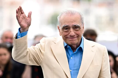 (FILES) US director Martin Scorsese waves during a photocall for the film "Killers of the Flower Moon" at the 76th edition of the Cannes Film Festival in Cannes, southern France, on May 21, 2023. The 74th Berlin International Film Festival will award US-director, producer and screenwriter Martin Scorsese the Honorary Golden Bear for his lifetime achievement in an award ceremony at the Berlinale Palast on February 20, 2024, the festival's press office announced on December 21, 2023. (Photo by LOIC VENANCE / AFP)Editoria: ACELocal: CannesIndexador: LOIC VENANCESecao: film festivalFonte: AFPFotógrafo: STF<!-- NICAID(15631983) -->