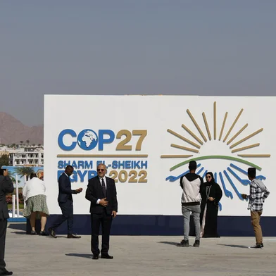 Participants arrive at the Sharm El Sheikh International Convention Centre, on the first day of the COP27 climate summit, in Egypt's Red Sea resort city of Sharm el-Sheikh, on November 6, 2022 - The UN's COP27 climate summit kicked off today in Egypt after a year of extreme weather disasters that have fuelled calls for wealthy industrialised nations to compensate poorer countries. (Photo by Ludovic MARIN / AFP)Editoria: ENVLocal: Sharm el SheikhIndexador: LUDOVIC MARINSecao: environmental politicsFonte: AFPFotógrafo: STF<!-- NICAID(15257011) -->