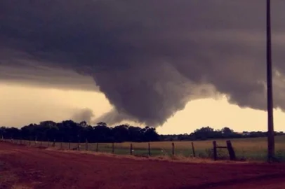 Cristian Nascimento / Arquivo pessoal O fenômeno que assustou a cidade de 7,7 mil habitantes de São Miguel das Missões, no noroeste do Estado, na noite de domingo, foi um tornado. A confirmação é da meteorologista Patrícia Vieira, da Somar Meteorologia, que analisou fotos e vídeos gravados por moradores.<!-- NICAID(12157395) -->