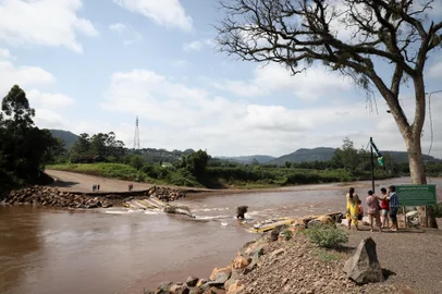 FELIZ, RS, BRASIL, 03/01/2025. Ponte de contêineres construída após enchente em Feliz foi levada pela elevação do Rio Caí na quinta-feira (02). A Ponte da Felicidade interligava os dois lados do município, entre as localidades de Arroio Feliz e Picada Cará. (Bruno Todeschini/Agência RBS)Indexador: Bruno Todeschini<!-- NICAID(15946612) -->