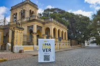 Secretaria Municipal de Cultura (Secult) lança o projeto piloto “Pra Cego Ver na Cultura”, que oferece conteúdos históricos e arquitetônicos em audiodescrição para pessoas com deficiência visual. A ação teve sua estreia no Palacete Pedro Osório e também pode ser acessada por qualquer visitante, por meio de QR Codes instalados no local, via celular.<!-- NICAID(16075508) -->