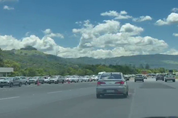 Motoristas enfrentam filas em ped&aacute;gios nos dois sentidos da freeway