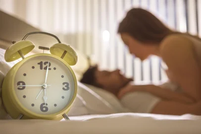 The clock on the background of the couple in the bedIndexador: Artem PeretiatkoFonte: 163476998<!-- NICAID(15443700) -->