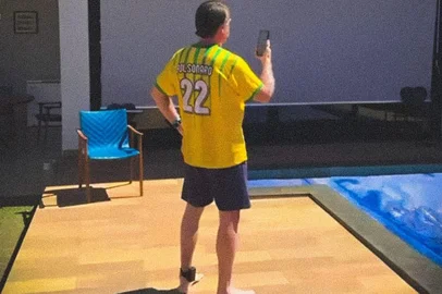 Carlos mantém publicação de Bolsonaro participando de ato por telefone; Flávio apaga post<!-- NICAID(16094300) -->
