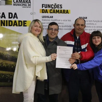 Rafael Bueno (de casaco cinza) recepcionou o filho de Sartori, Celso, a nora, Silvia, e a neta Débora, que acompanharam a aprovação em plenário da nomeação. <!-- NICAID(15817850) -->