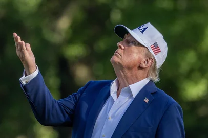 President Trump Returns To Washington On Sunday EveningWASHINGTON, DC - JULY 06: U.S. President Donald Trump looks up at the new flag on the south lawn of the White House on July 06, 2025 in Washington, DC. President Trump is returning from a 4th of July weekend in Bedminster.   Tasos Katopodis/Getty Images/AFP (Photo by TASOS KATOPODIS / GETTY IMAGES NORTH AMERICA / Getty Images via AFP)Editoria: POLLocal: WashingtonIndexador: TASOS KATOPODISSecao: governmentFonte: GETTY IMAGES NORTH AMERICAFotógrafo: CONTRIBUTOR<!-- NICAID(16077852) -->