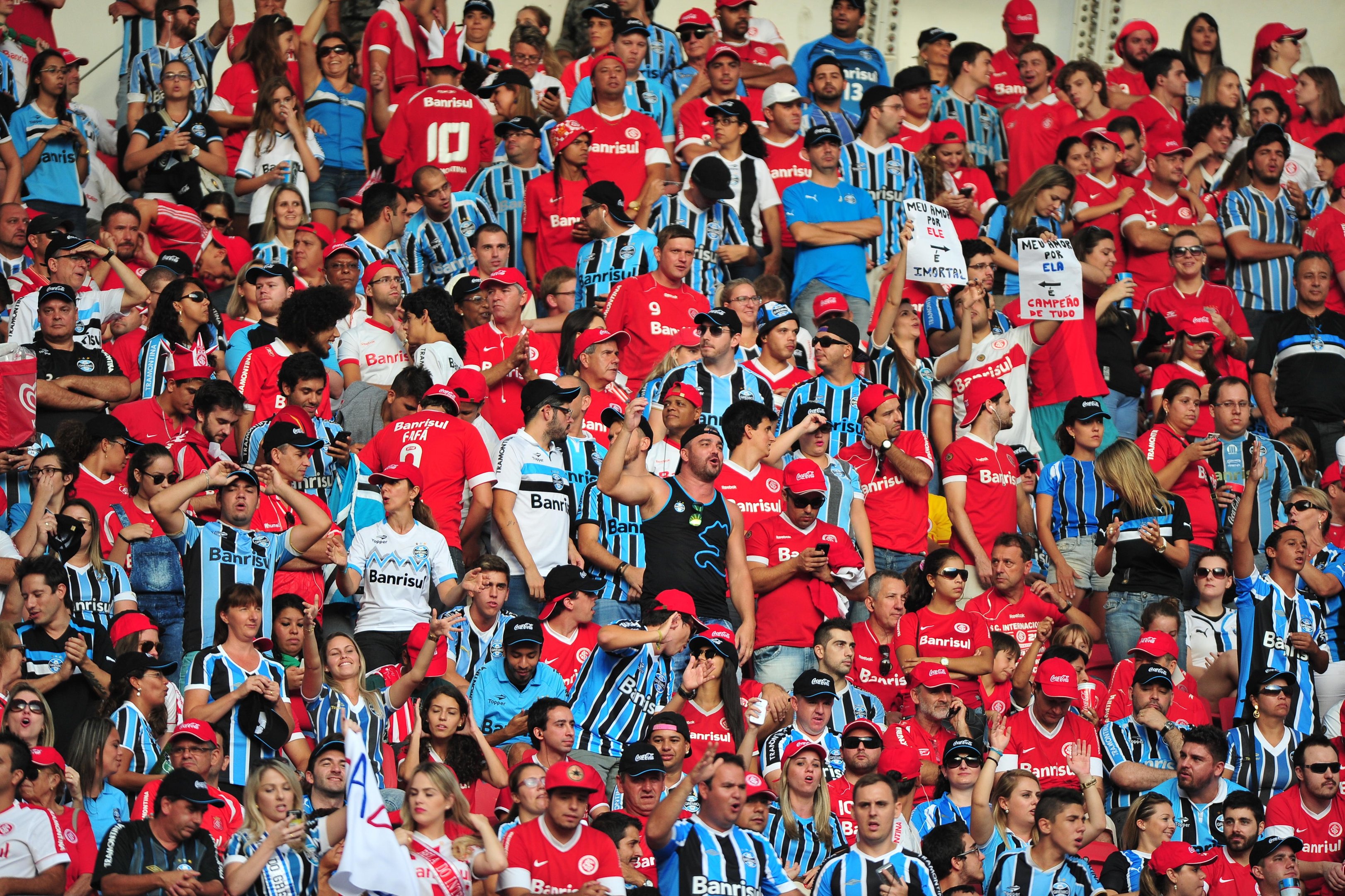 Quando gremistas e colorados torciam juntos: relembre a torcida