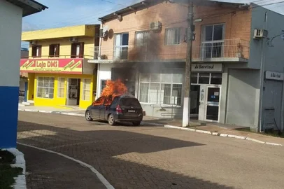Assalto em Amaral Ferrador deixa carro queimado na cidade - Foto: Jóse Adeni Vasconcelos/Arquivo Pessoal<!-- NICAID(15095840) -->