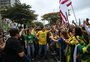 Usando colete à prova de balas, Flávio Bolsonaro inicia campanha à Presidência em ato no RJ
