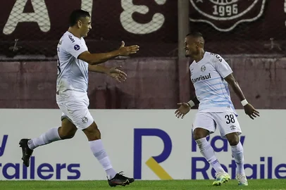 Brazil's Gremio Leo Pereira celebrates after scoring against Argentina's Lanus during the Copa Sudamericana football tournament group stage match at La Fortaleza stadium in Lanus, Buenos Aires Province, on April 29, 2021. (Photo by AGUSTIN MARCARIAN / various sources / AFP)Editoria: SPOLocal: LanusIndexador: AGUSTIN MARCARIANSecao: soccerFonte: AFPFotógrafo: STR<!-- NICAID(14770384) -->