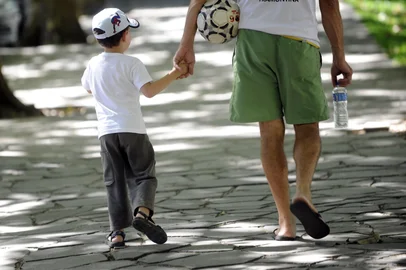 Caxias do Sul - RS - Brasil. 05/03/2012.Pai e filho na volta do futebol.Rua Dr. Montaury esquina Dom José Baréa.<!-- NICAID(8012384) -->