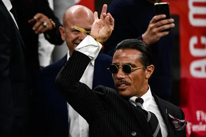 Turkish butcher, chef, food entertainer and restaurateur, Nusret Gokçe, nicknamed Salt Bae, attends the Italian Serie A football match between AC Milan and Napoli on September 18, 2022 at the San Siro stadium in Milan. (Photo by MIGUEL MEDINA / AFP)Editoria: SPOLocal: MilanIndexador: MIGUEL MEDINASecao: soccerFonte: AFPFotógrafo: STF<!-- NICAID(15286117) -->