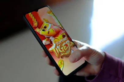 July 1, 2024, Brazil. Person playing Fortune Tiger, also called Jogo do Tigrinho. Criminal organizations would be using the platform to carry out scams through the promise of easy moneyIndexador: JAQUE DA SILVAFonte: 870023752<!-- NICAID(15872200) -->