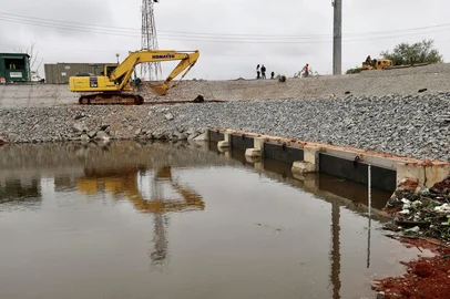 As comportas de proteção instaladas entre os arroios Passo das Pedras e Areia e o rio Gravataí, na Zona Norte, foram fechadas preventivamente<!-- NICAID(16377286) -->