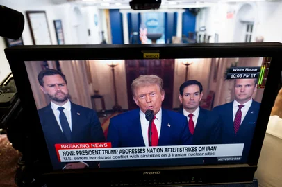 US President Donald Trump addresses the nation regarding the US bombing of Iranian nuclear sites as seen on a television screen in the Brady Press Briefing Room at the White House in Washington, DC, on June 21, 2025. President Donald Trump said June 21, 2025 the US military has carried out a "very successful attack" on three Iranian nuclear sites, including the underground uranium enrichment facility at Fordo. "We have completed our very successful attack on the three Nuclear sites in Iran, including Fordow, Natanz, and Esfahan," Trump said in a post on his Truth Social platform. (Photo by SAUL LOEB / AFP)Editoria: WARLocal: WashingtonIndexador: SAUL LOEBSecao: armed conflictFonte: AFPFotógrafo: STF<!-- NICAID(16064879) -->