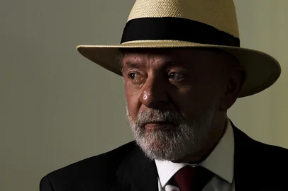 BrasÃ­lia (DF), 08/01/2025 - O presidente Luiz InÃ¡cio Lula da Silva participa de eventos em referÃªncia aos episÃ³dios antidemocrÃ¡ticos ocorridos em 8 de janeiro de 2023: a reintegraÃ§Ã£o das obras de arte destruÃ­das nos ataques antidemocrÃ¡ticos, a reincorporaÃ§Ã£o ao acervo do palÃ¡cio o relÃ³gio do SÃ©culo XVII e uma Ã¢nfora - tidos como sÃ­mbolos da dificuldade e delicadeza nos trabalhos de restauraÃ§Ã£o; e o descerramento do painel As Mulatas, que foi vandalizado no mesmo ataque, recuperado e, agora devolvido ao seu local original, o 3Âº andar do PalÃ¡cio do Planalto. Foto: Marcelo Camargo/AgÃªncia Brasil<!-- NICAID(15951566) -->