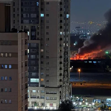 This handout photo released by Iran's Revolutionary Guard Corps (IRGC) official Sepah News Telegram channel on June 13, 2025 reportedly shows smoke billowing from a site targeted by an Israeli strike in the Iranian capital Tehran early in the morning. Israeli Prime Minister Benjamin Netanyahu said in a video statement in the early hours of June 13 that Israel carried out strikes on Iran and the military operation against the Islamic republic would  "continue for as many days as it takes". (Photo by SEPAH NEWS / AFP) / RESTRICTED TO EDITORIAL USE - MANDATORY CREDIT "AFP PHOTO / SEPAH NEWS  " - NO MARKETING NO ADVERTISING CAMPAIGNS - DISTRIBUTED AS A SERVICE TO CLIENTSEditoria: WARLocal: TehranIndexador: -Secao: conflict (general)Fonte: SEPAH NEWSFotógrafo: Handout<!-- NICAID(16058815) -->