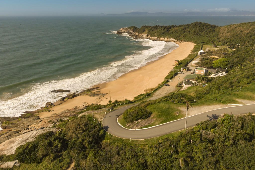 Ap&oacute;s proibi&ccedil;&atilde;o de nudismo em Balne&aacute;rio Cambori&uacute;, homem &eacute; detido sem roupa na praia do Pinho