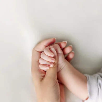 Hands of mother and baby closeup with copy spaceBebês, pés, mãos, criança. Foto: Olena Bloshchynska  / stock.adobe.comFonte: 270294524<!-- NICAID(14671730) -->