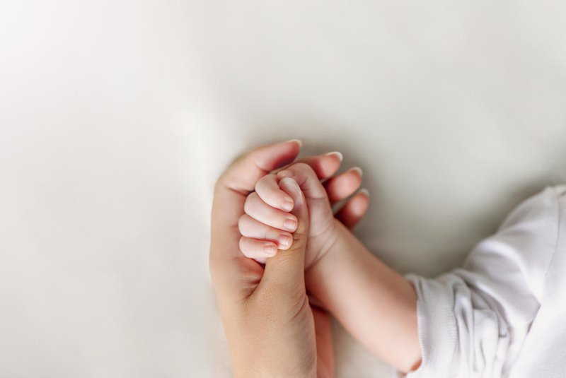 Hands of mother and baby closeup with copy spaceBebês, pés, mãos, criança. Foto: Olena Bloshchynska  / stock.adobe.comFonte: 270294524<!-- NICAID(14671730) -->