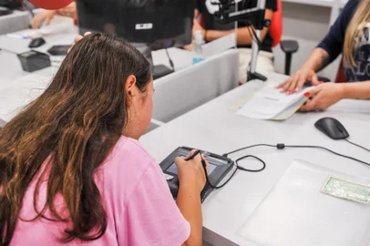 Aumenta a procura pela nova Carteira de Identidade em Caxias Do Sul. Na foto, Adriana De Lima Dias, 40 e sua filha Ana Luiza Dias Deck, 12 anos.Indexador: NEIMAR DE CESERO<!-- NICAID(15646432) -->