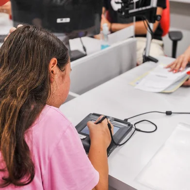 Aumenta a procura pela nova Carteira de Identidade em Caxias Do Sul. Na foto, Adriana De Lima Dias, 40 e sua filha Ana Luiza Dias Deck, 12 anos.Indexador: NEIMAR DE CESERO<!-- NICAID(15646432) -->