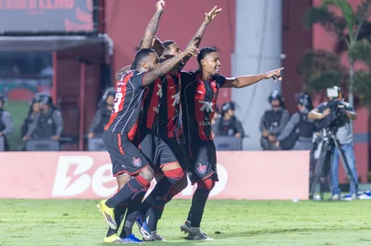 BA - COPA DO BRASIL 2026, VITORIA X FLAMENGO - ESPORTES - BA - SALVADOR - 14/05/2026 - COPA DO BRASIL 2026, VITORIA X FLAMENGO - Luan Candido jogador do Vitoria comemora seu gol durante partida contra o Flamengo no estádio Barradão pelo campeonato Copa Do Brasil 2026. 14/05/2026 - Foto: MáRCIO JOSé/AGIF - AGÊNCIA DE FOTOGRAFIA/AGIF - AGÊNCIA DE FOTOGRAFIA/ESTADÃO CONTEÚDO<!-- NICAID(16285667) -->