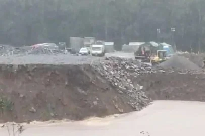 Chuva provoca danos na cabeceira da ponte provisória da BR-116, entre Caxias do Sul e Nova Petrópolis<!-- NICAID(15790373) -->