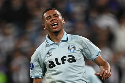 Gremio's forward #47 Alysson reacts after missing a chance to score during the Copa Sudamericana knockout round play-off football match between Peru's Alianza Lima and Brazil's Gremio, at the Alejandro Villanueva stadium in Lima, on July 16, 2025. (Photo by ERNESTO BENAVIDES / AFP)Editoria: SPOLocal: LimaIndexador: ERNESTO BENAVIDESSecao: soccerFonte: AFPFotógrafo: STF<!-- NICAID(16082110) -->