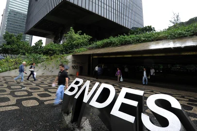 Vanderlei Almeida / AFP The main entrance to the state-owned Brazilian Development Bank (BNDES) in Rio de Janeiro, Brazil, on July 4, 2011. The BNDES will support the fusion of Carrefour and CBD-Pao de Acucar in Brazil only if all sides involved, included Casino, agree to do it in a "friendly" and "without litigation" way. French supermarket giants Carrefour and Casino traded further blows Monday over their operations in Brazil, a key market where both are claiming a tie-up with the same company. AFP PHOTO/VANDERLEI ALMEIDA (Photo by VANDERLEI ALMEIDA / AFP)Editoria: FINLocal: Rio de JaneiroIndexador: VANDERLEI ALMEIDASecao: company informationFonte: AFP<!-- NICAID(15346013) -->