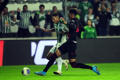 CAXIAS DO SUL, RS, BRASIL, 05/06/2024. Juventude x Atlético GO, jogo atrasado, válido pela quinta rodada da série A do Campeonato Brasileiro e realizado no estádio Alfredo Jaconi. Na foto, lateral-direito João Lucas (Porthus Junior/Agências RBS)<!-- NICAID(15781509) -->