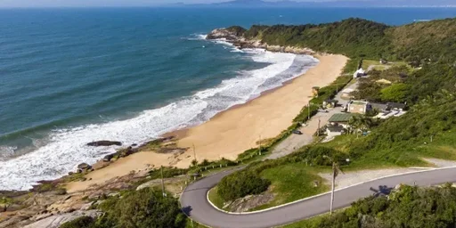 Primeira praia de nudismo do Brasil pro&iacute;be pr&aacute;tica e muda totalmente de perfil