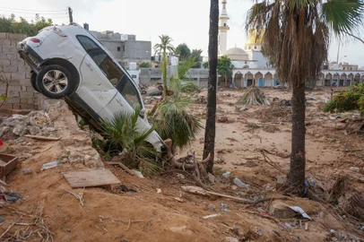 Vehicles are buried in mud and rubble in the aftermath of a devastating flood in eastern Libya's city of Derna, on September 16, 2023. A week after a wall of water rushed through the Libyan coastal city of Derna, sweeping thousands to their deaths, the focus turned on Sunday 17 to caring for survivors of the disaster. (Photo by AFP)Editoria: DISLocal: DernaIndexador: -Secao: disaster (general)Fonte: AFPFotógrafo: STR<!-- NICAID(15549512) -->