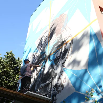 CAXIAS DO SUL, RS, BRASIL, 17/07/2026. O artista visual caxiense Stang foi selecionado pelo projeto Murais do Sul para pintar um mural de 11 metros de altura em uma parede externa do Centro de Cultura Dr. Henrique  Ordovás Filho, em Caxias do Sul. (Porthus Junior/Agência RBS)<!-- NICAID(16329051) -->