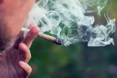 Cigarro de maconhaFonte: 226382495<!-- NICAID(16000794) -->