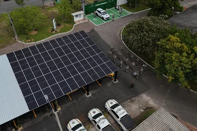 Porto Alegre, RS, Brasil, 21/11/2024 - Brigada Militar recebe primeira viatura e moto elétricas e inaugura primeira usina fotovoltaica com central de carregamento de veículo elétricos no 21o batalhão na restinga. - Foto: Jonathan Heckler/Agência RBS<!-- NICAID(15918465) -->