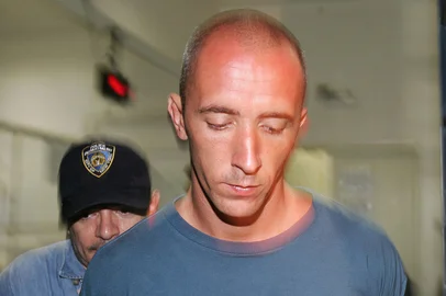 VIDAL CAVALCANTE / ESTADÃO CONTEÚDO Irmãos CravinhosBrasil, São Paulo, SP. 23/01/2006. Os irmãos Cristian (foto) e Daniel Cravinhos (não visto) chegam ao IML (Instituto Médico Legal) em São Paulo. Na madrugada do dia 22 de julho de 2006, o Tribunal do Júri condenou Suzane Richthofen e os irmãos Daniel e Cristian Cravinhos à prisão pelo assassinato do engenheiro Manfred e da psiquiatra Marísia von Richthofen, mortos a pauladas no dia 31 de outubro de 2002, na residência deles, no bairro do Brooklin, em São Paulo. - Crédito:VIDAL CAVALCANTE/ESTADÃO CONTEÚDO/AE/Codigo imagem:47169Editoria: CIDLocal: SÃO PAULOIndexador: VIDAL CAVALCANTEFonte: AGE-ESTADÃO CONTEÚDO<!-- NICAID(15989703) -->