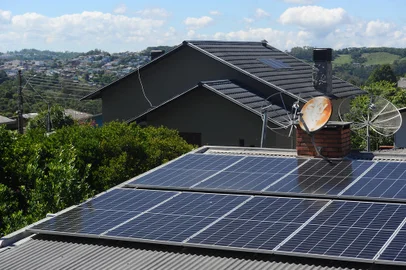 CAXIAS DO SUL, RS, BRASIL, 24/11/2022. + Serra: matéria especial sobre investimentos em instalação de sistemas de energia solar e a economia gerada. A reportagem foi até a residência de Daiane Pereira Tomasi, 41 anos, administradora de empresas. Ela instalou no telhado de sua garagem 16 placas policristalinas com micro inversores, há menos de dois meses. (Bruno Todeschini/Agência RBS)<!-- NICAID(15274931) -->