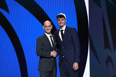 NEW YORK, NEW YORK - JUNE 25: Cooper Flagg (R) shakes hands with NBA commissioner Adam Silver (L) after being drafted first overall by the Dallas Mavericks during the first round of the 2025 NBA Draft at Barclays Center on June 25, 2025 in the Brooklyn borough of New York City. NOTE TO USER: User expressly acknowledges and agrees that, by downloading and/or using this photograph, user is consenting to the terms and conditions of the Getty Images License Agreement.   Sarah Stier/Getty Images/AFP (Photo by Sarah Stier / GETTY IMAGES NORTH AMERICA / Getty Images via AFP)<!-- NICAID(16067634) -->