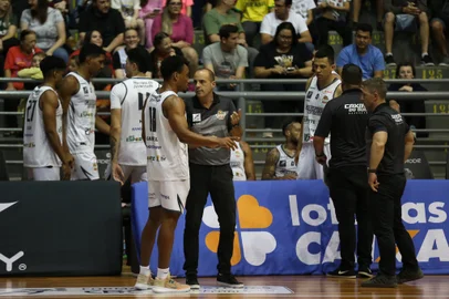 CAXIAS DO SUL, RS, BRASIL, 03/01/2024. Caxias do Sul Basquete x Flamengo, jogo válido pela última rodada do turno do Novo Basquete Brasil - NBB 2023/2024 - realizado no ginásio do Sesi. (Bruno Todeschini/Agência RBS)<!-- NICAID(15640889) -->
