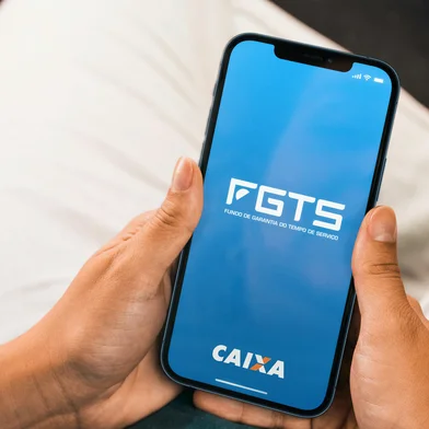 Female hand holding a smartphone with FGTS (Caixa) app on the screen. Brazilian worker guarantee fund. Rio de Janeiro, RJ, Brazil. October 2021Female hand holding a smartphone with FGTS (Caixa) app on the screen. Brazilian worker guarantee fund. Rio de Janeiro, RJ, Brazil. October 2021.Fonte: 460966372<!-- NICAID(16141619) -->