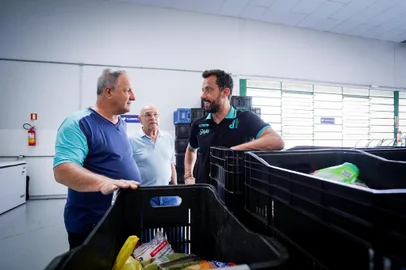 Juventude entrega doações ao Banco de Alimentos<!-- NICAID(15672821) -->