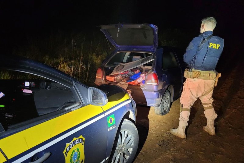 Um carro carregado com mais de 150 quilos de maconha foi apreendido pela Polícia Rodoviária Federal maconha, em Pontão na noite de terça-feira (28).<!-- NICAID(15611524) -->