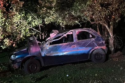 Adolescente de 16 anos fica ferido após capotar carro em Bento Gonçalves.<!-- NICAID(16360029) -->