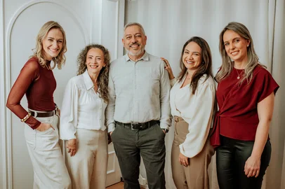 Ateliê Lena Fotografias / Divulgação Criadores do projeto Ped360, em Caxias do Sul: Alessandra Bellenzier (fonoaudióloga), Tatiane Molon (gestão ), Armando Paes Corvo (pediatra), Carina Bisotto (pediatra) e Juliana Caprini (nutricionista)<!-- NICAID(16386406) -->